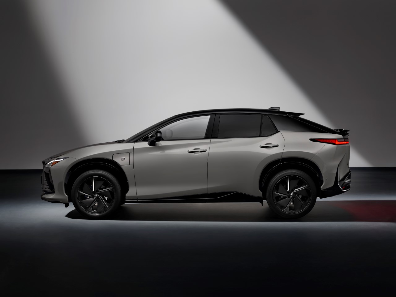 SVĚTOVÁ PREMIÉRA NOVÉHO ELEKTRICKÉHO SUV LEXUS RZ 