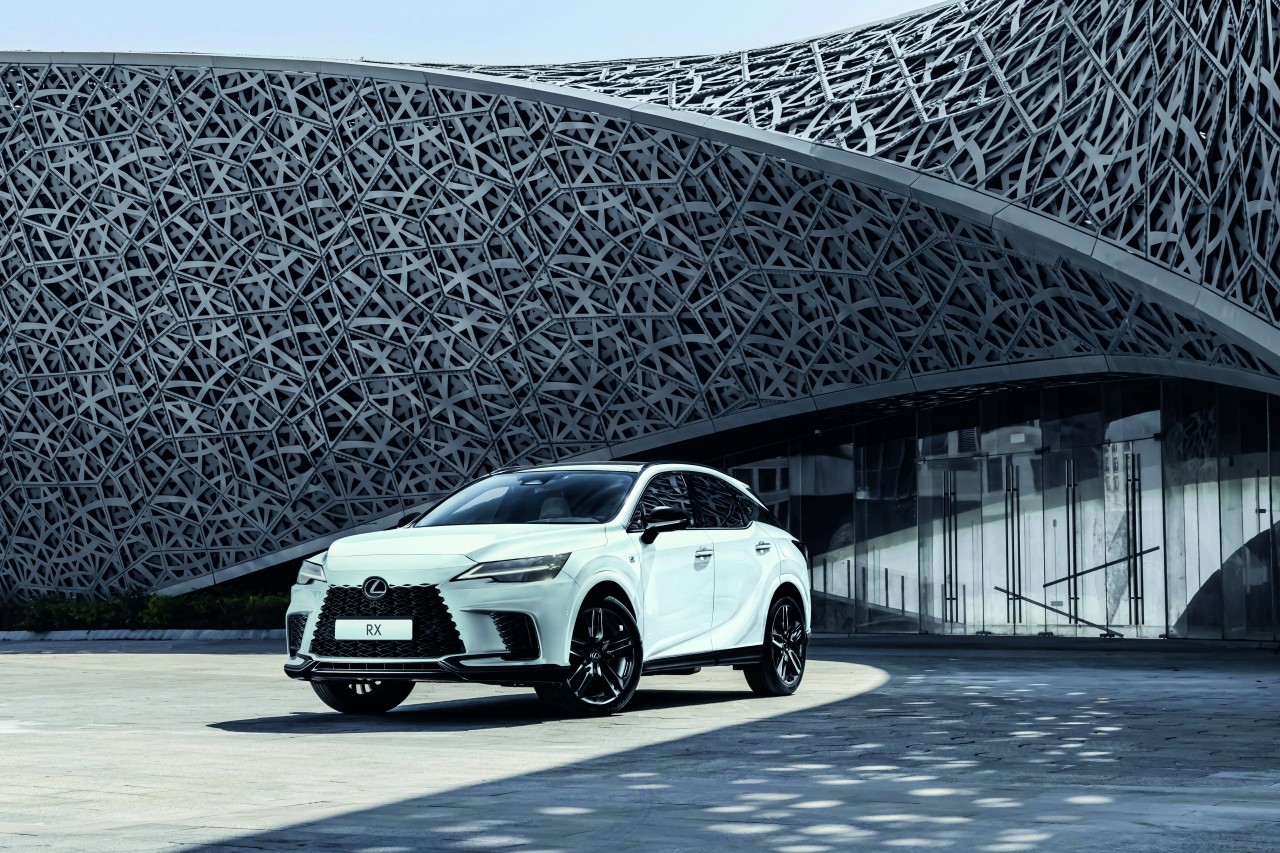 LEXUS RX Z 2025 ROKU MODELOWEGO Z LEPSZYM WYPOSAŻENIEM I JESZCZE LEPIEJ WYCISZONYM WNĘTRZEM