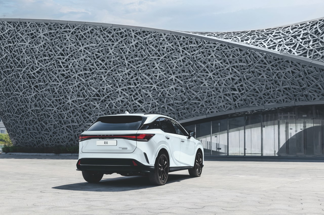 LEXUS RX Z 2025 ROKU MODELOWEGO Z LEPSZYM WYPOSAŻENIEM I JESZCZE LEPIEJ WYCISZONYM WNĘTRZEM