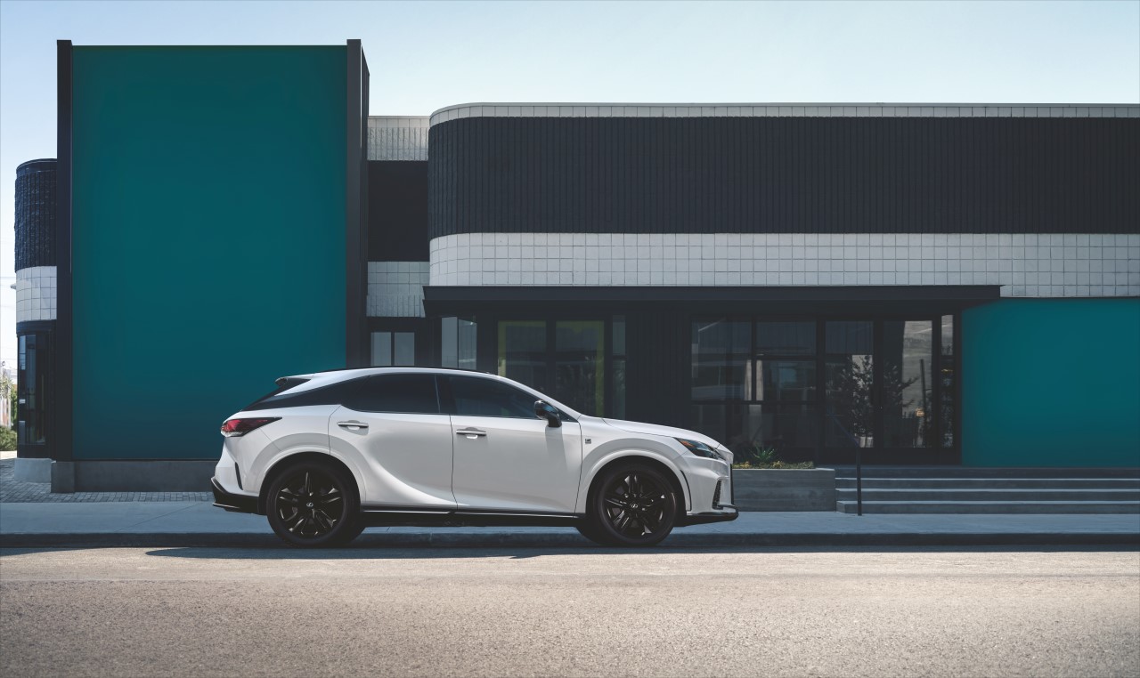 LEXUS RX Z 2025 ROKU MODELOWEGO Z LEPSZYM WYPOSAŻENIEM I JESZCZE LEPIEJ WYCISZONYM WNĘTRZEM