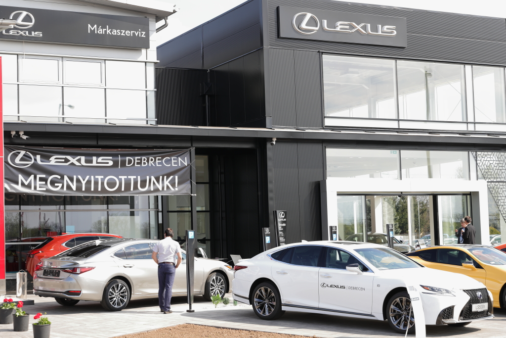 DEBRECENBEN NYÍLT MEG A LEXUS HARMADIK HAZAI MÁRKAKERESKEDÉSE