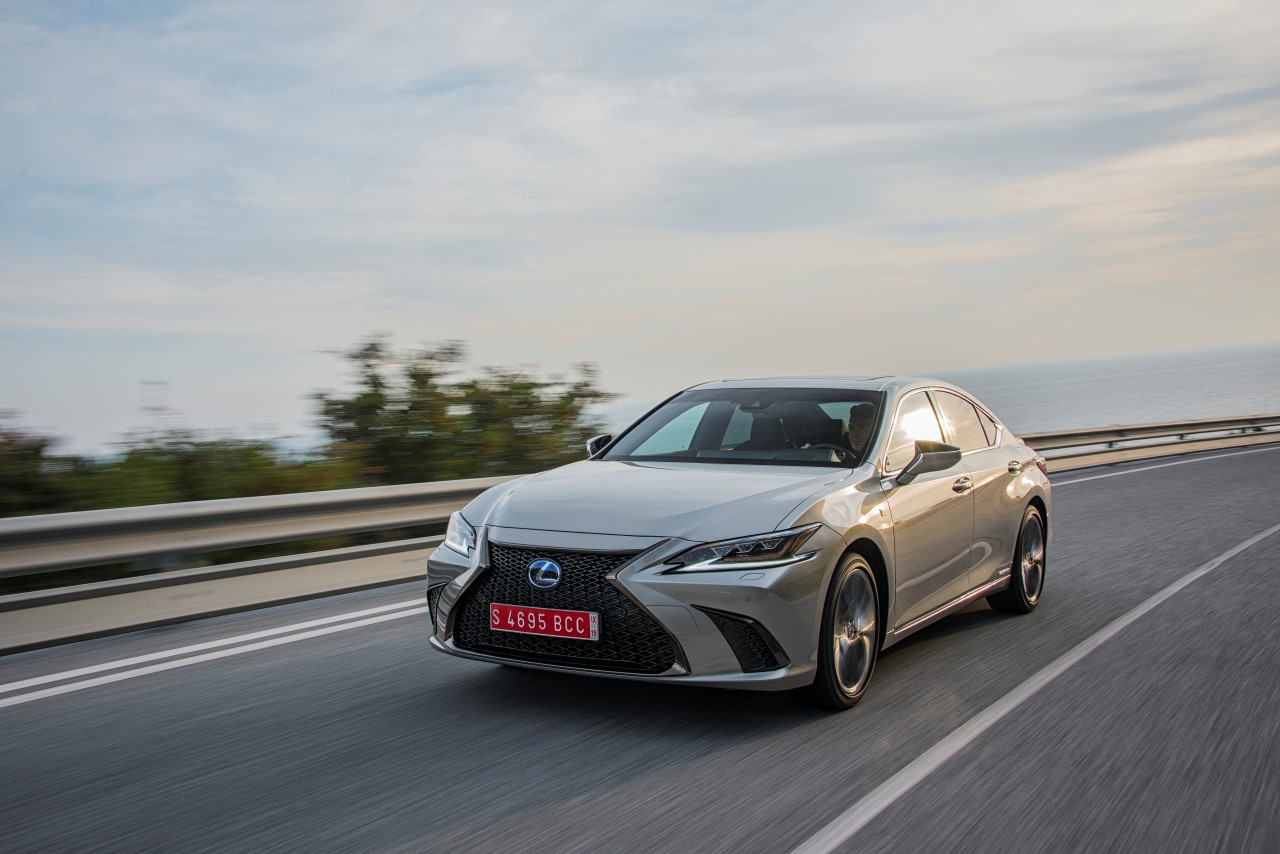 V TESTU ADAC ZVÍTĚZIL LEXUS ES  SE SPOTŘEBOU 4,3 LITRU 