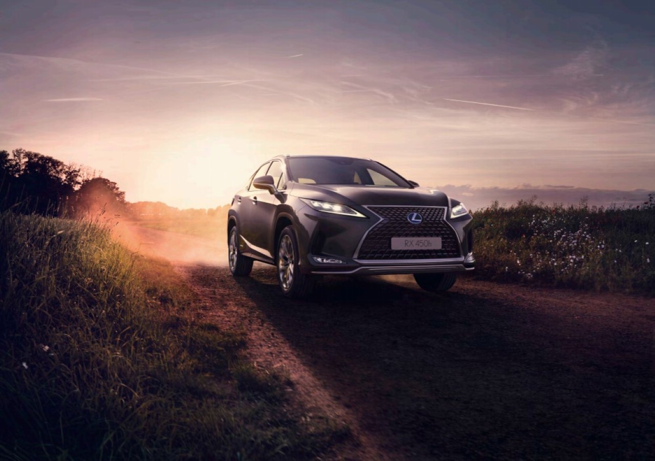 LEXUS RX: HÉT LENYŰGÖZŐ RÉSZLET A VILÁG KEDVENC KÖRNYEZETBARÁT LUXUS SUV-JÁBAN