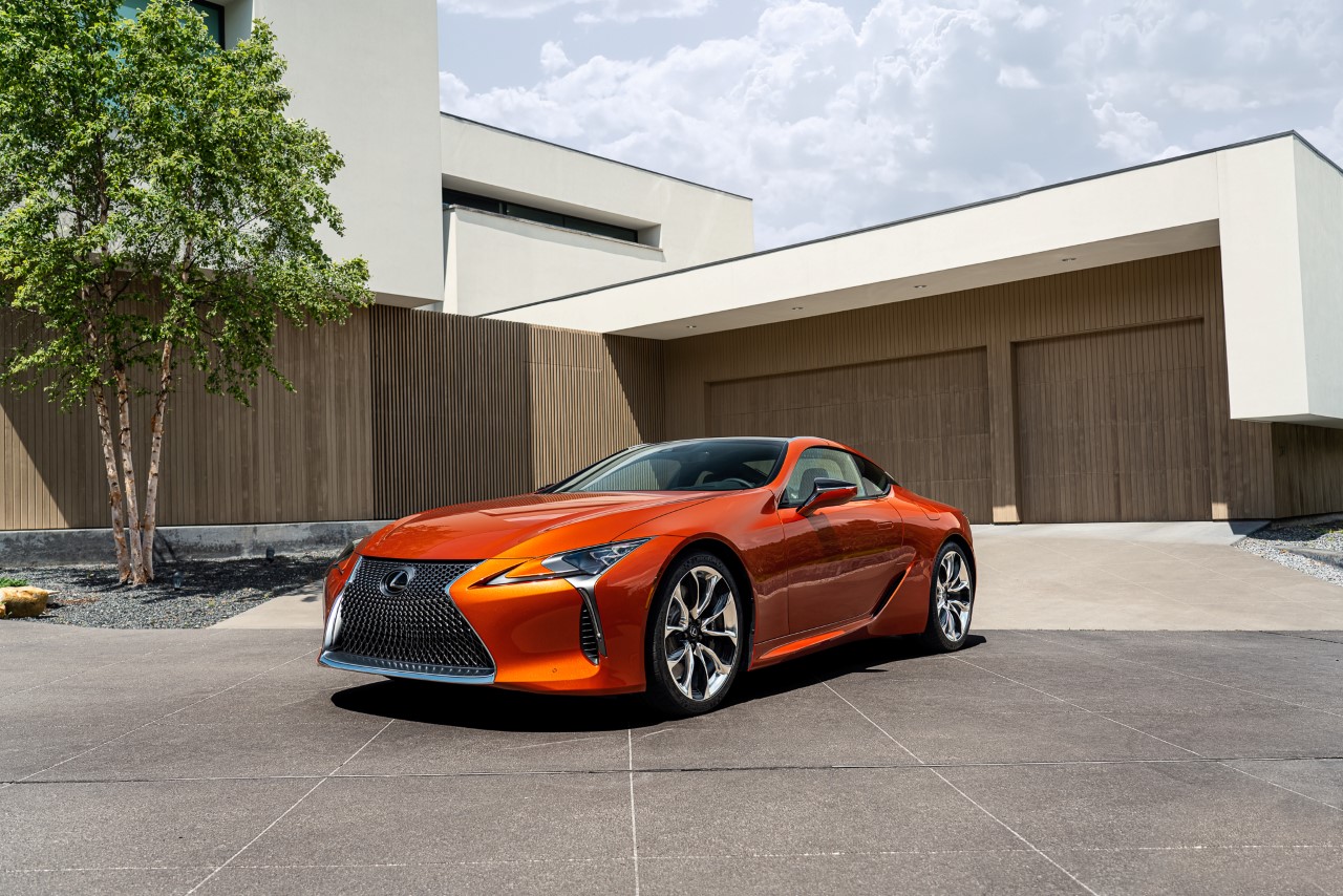 V KUPÉ LEXUS LC 2021 MÁ PREMIÉRU NOVÁ FARBA – ŽIARIVÁ ORANŽOVÁ