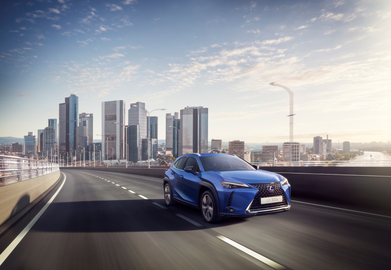 PLNOELEKTRICKÝ LEXUS UX 300E SO ZRETEĽNE JAPONSKOU DUŠOU VYRÁŽA NA EURÓPSKE CESTY