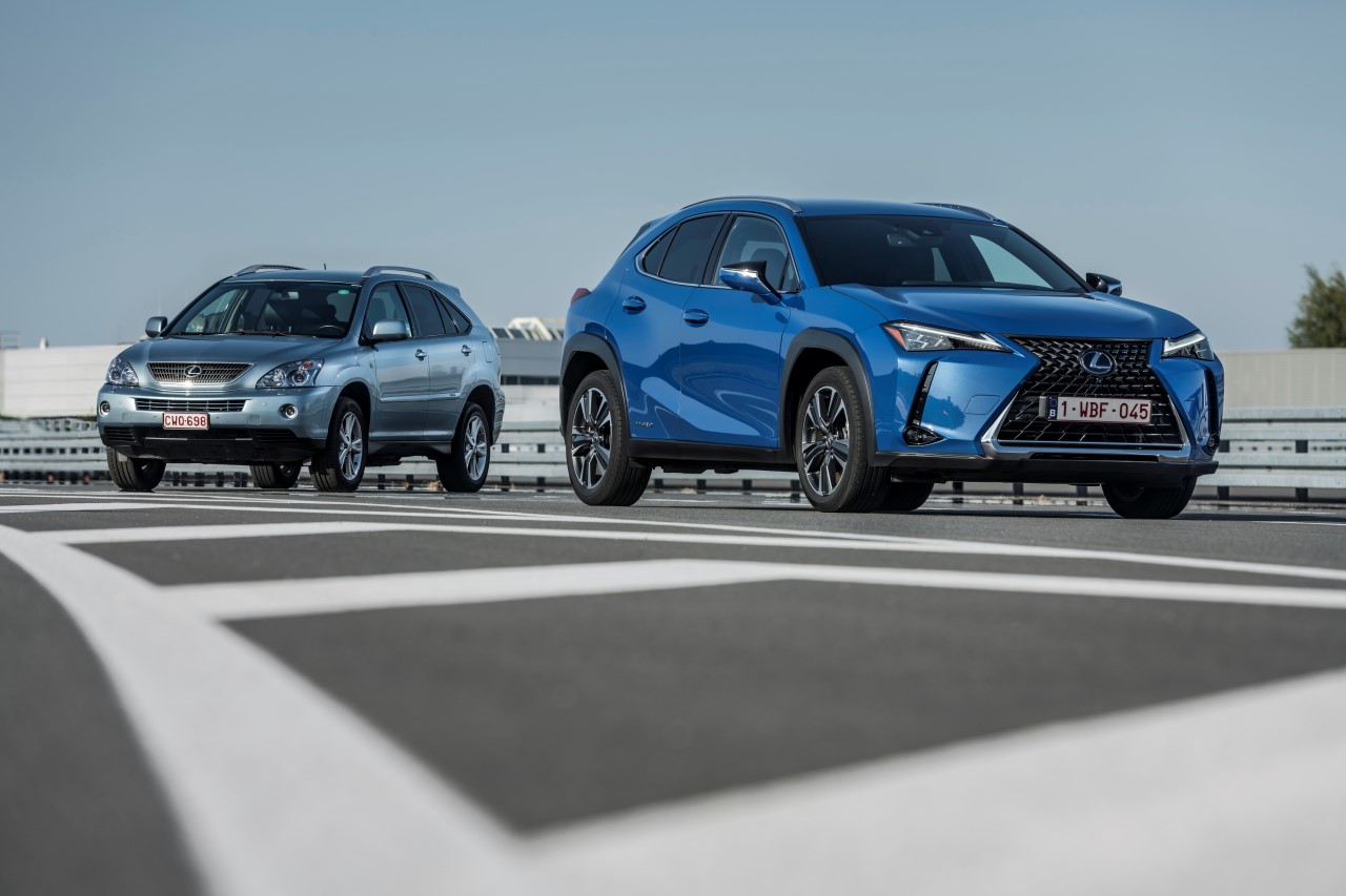 HYBRIDNÝ CROSSOVER LEXUS UX 250H „ZOČI-VOČI“ PRIEKOPNÍCKEMU HYBRIDNÉMU SUV RX 400H