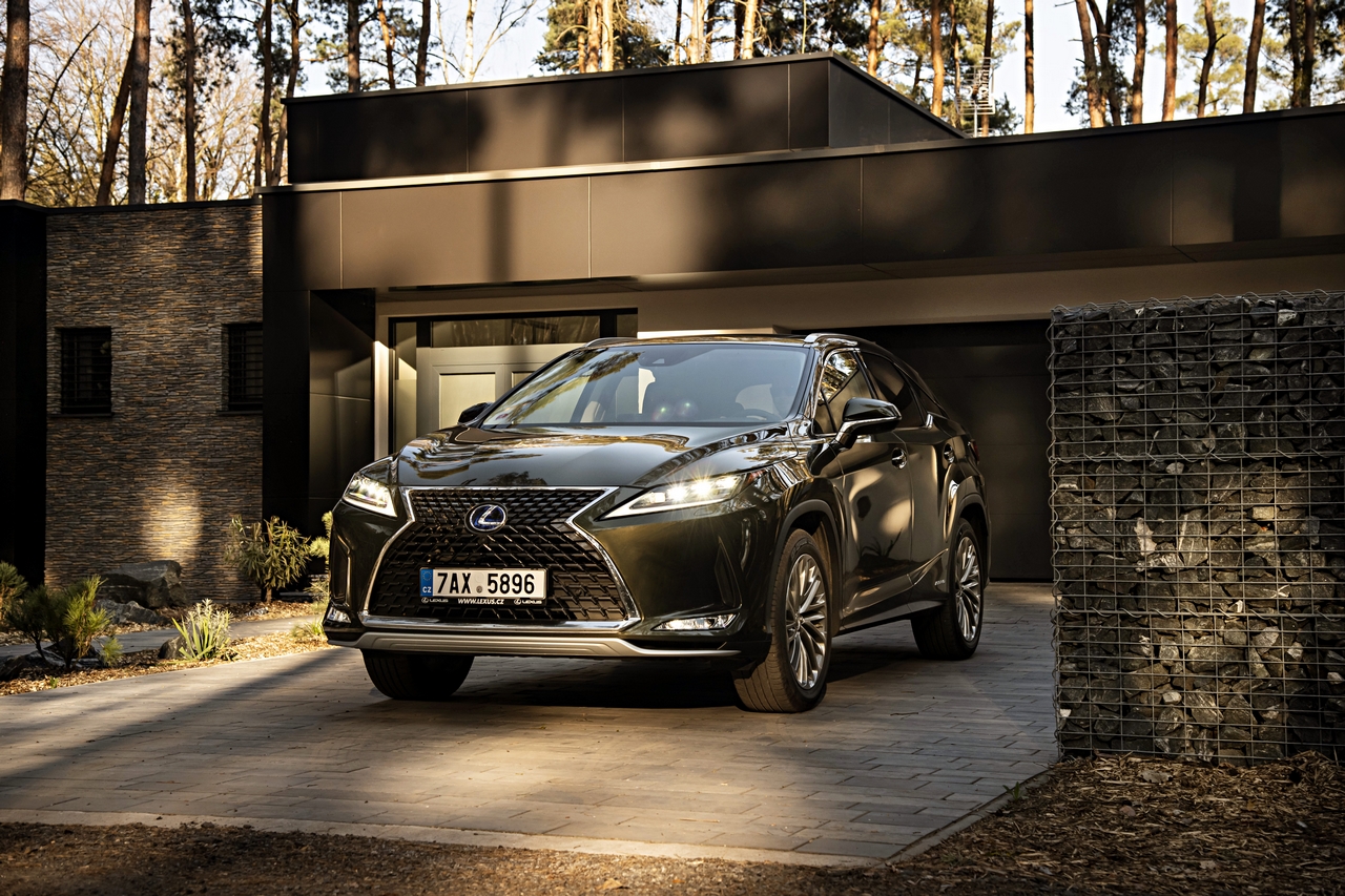 LEXUS RX 450H ZVOLEN NEJLEPŠÍM PRÉMIOVÝM HYBRIDEM V BRITÁNII