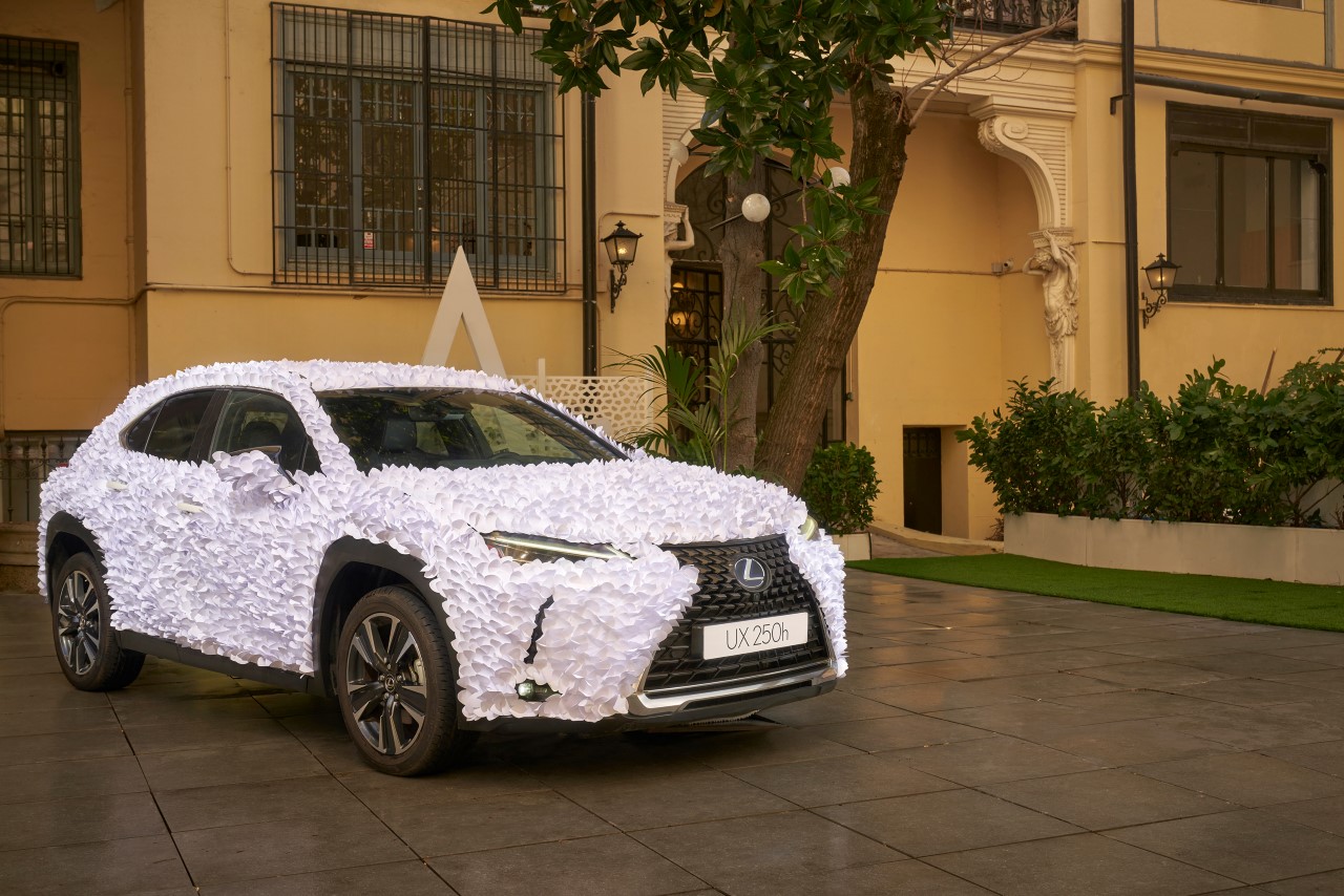 UMĚLCI PROMĚNILI LEXUS UX V KVĚTINOVOU ZAHRADU