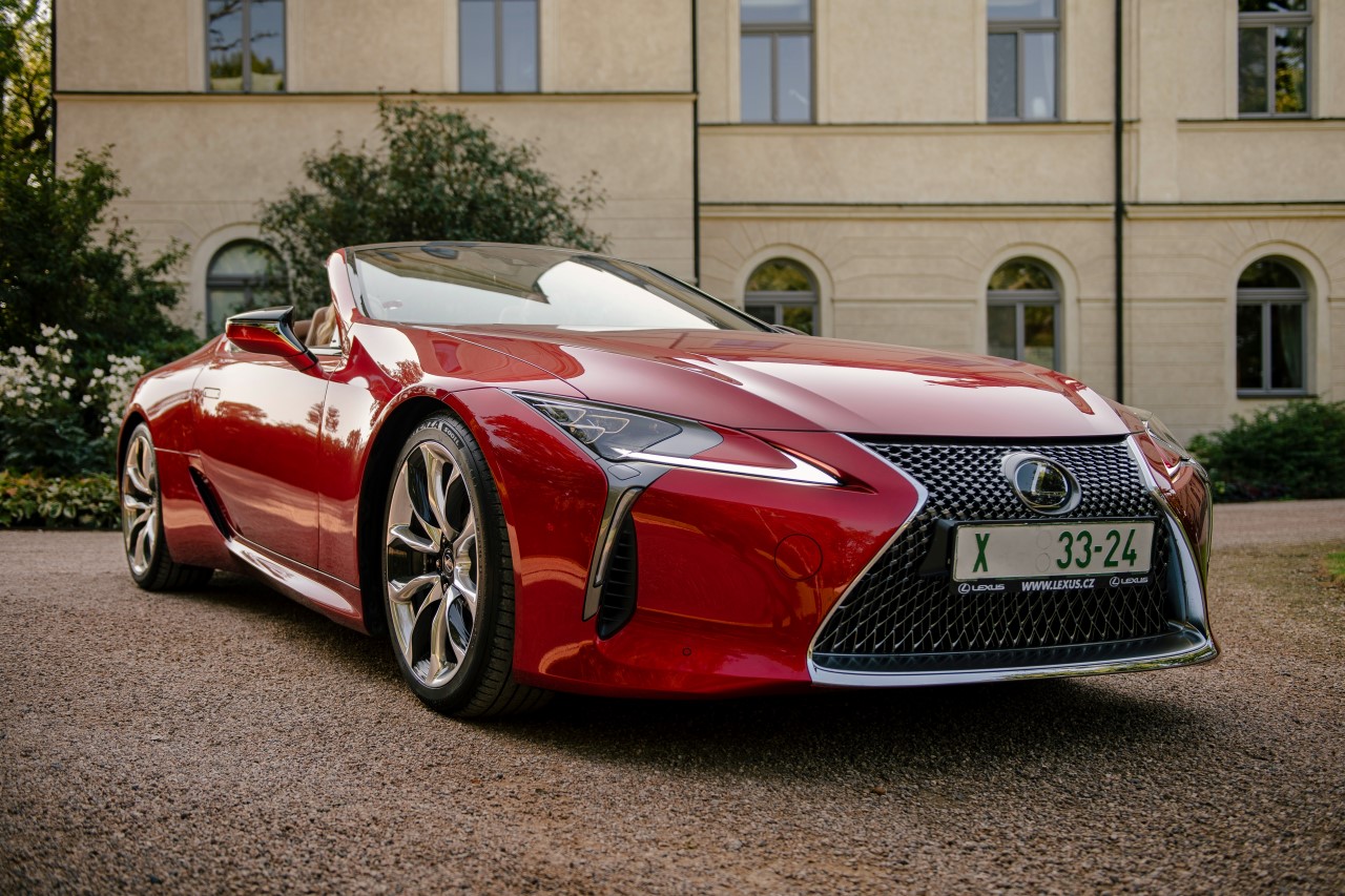 NEJLEPŠÍM VOZEM SE SKLÁDACÍ STŘECHOU JE PRO BRITY LEXUS LC 500 CONVERTIBLE 