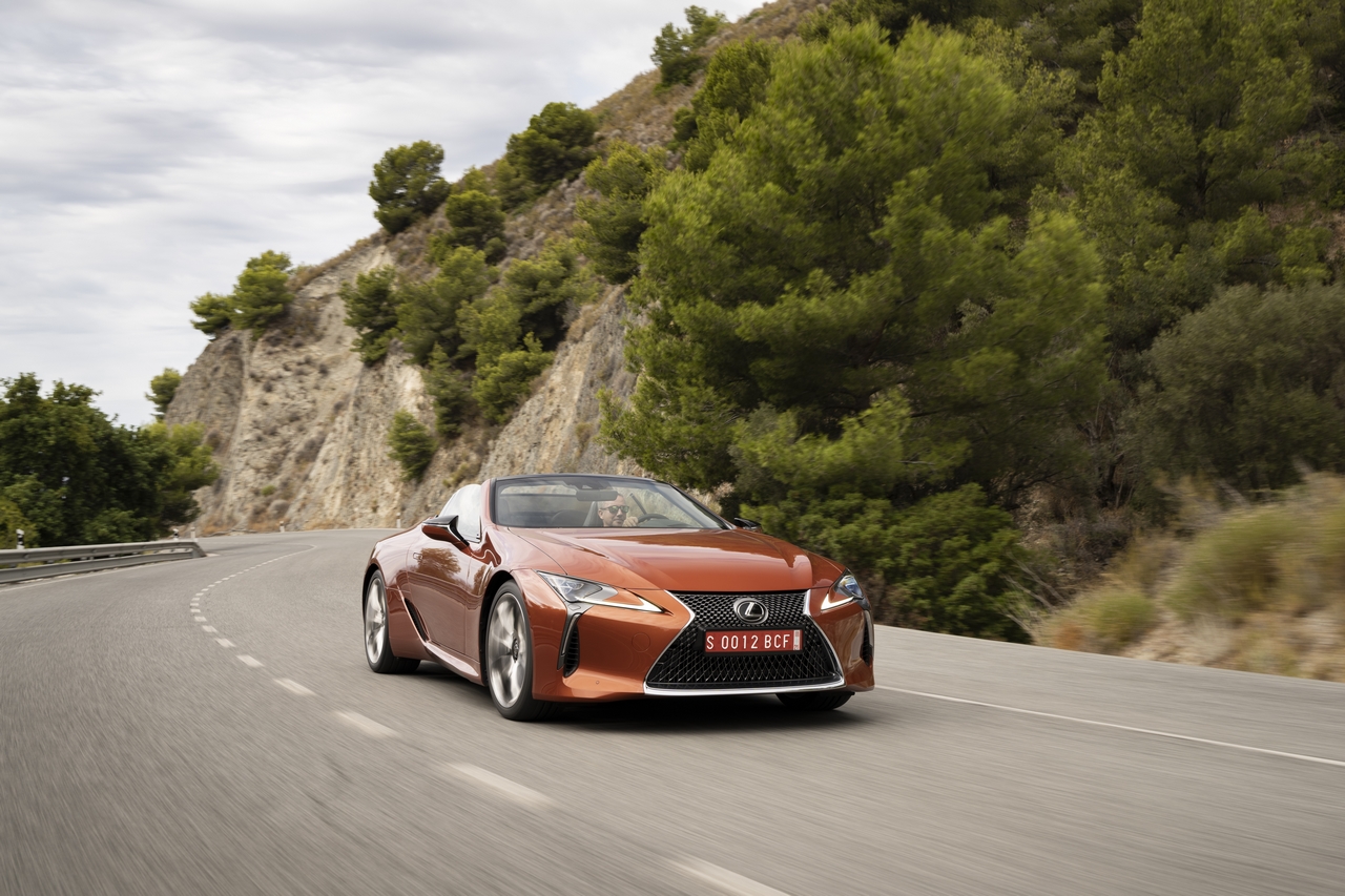 NAJLEPŠÍM AUTOM SO SKLÁPACOU STRECHOU JE PRE BRITOV LEXUS LC 500 CONVERTIBLE 