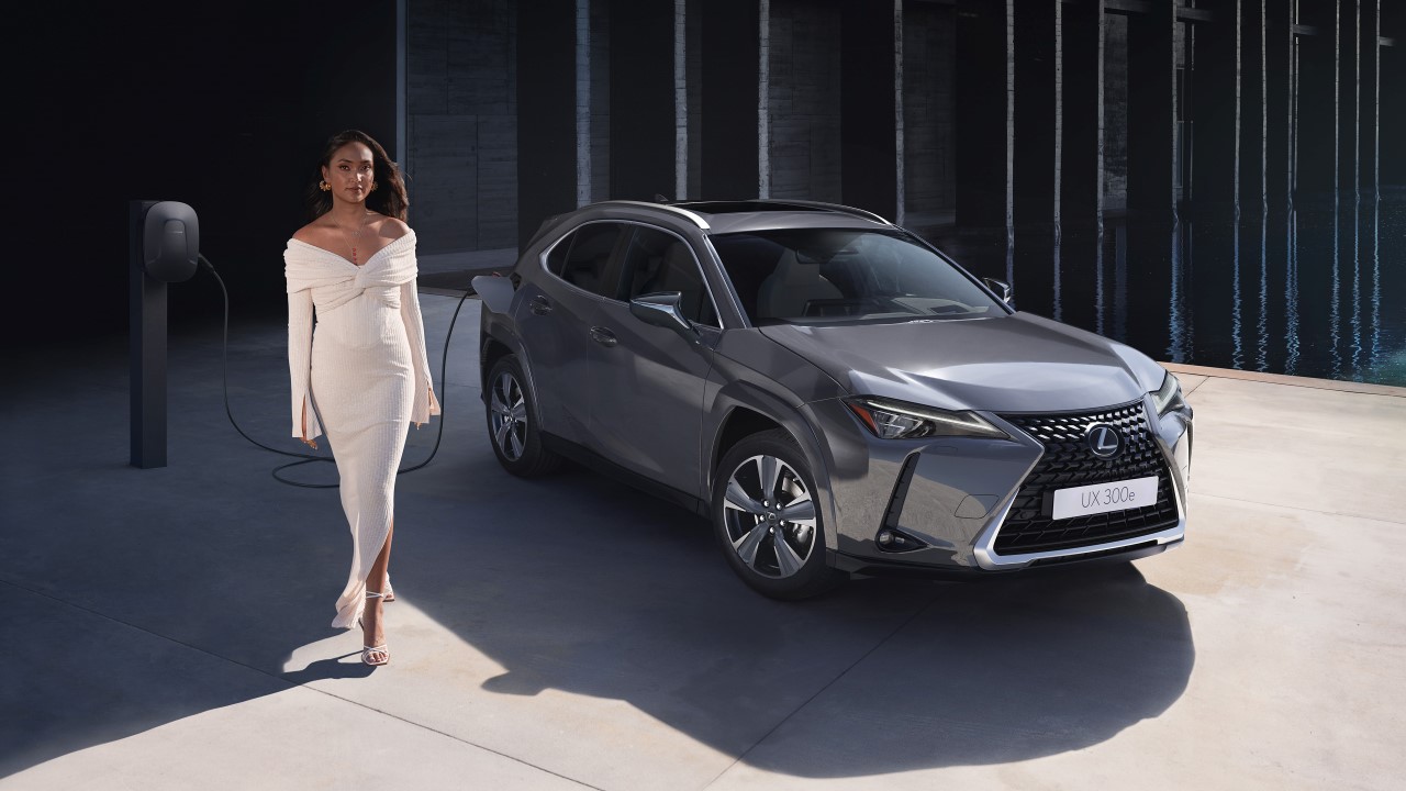 VYLEPŠENÝ LEXUS UX 300e PONÚKNE O 40 % DLHŠÍ DOJAZD