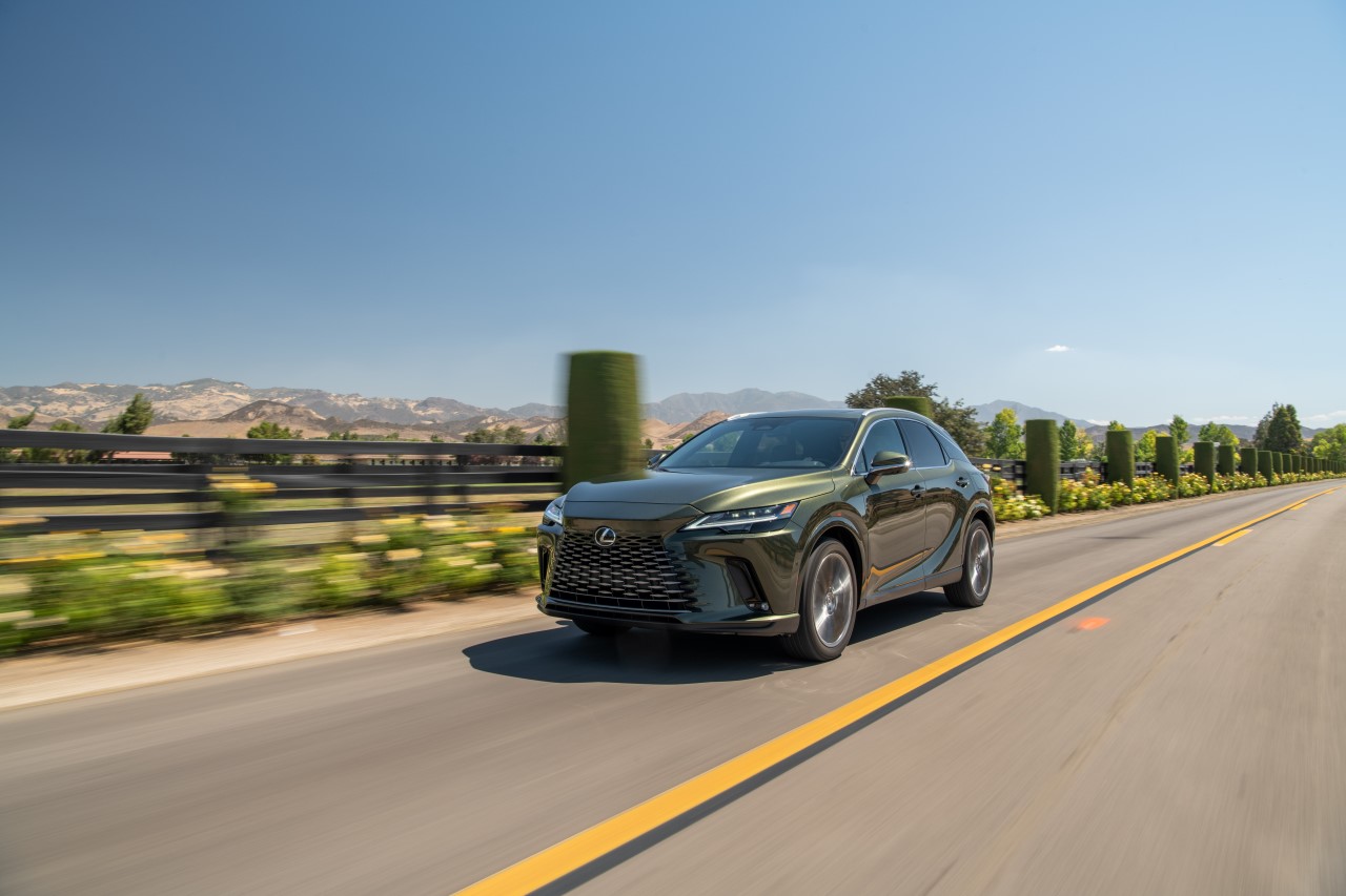 LEXUS RX SA VO VERZII F SPORT DESIGN INŠPIROVAL IMPOZANTNOU ŠPORTOVOU ESTETIKOU