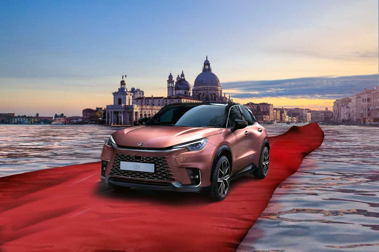 LEXUS LBX V HLAVNEJ ÚLOHE NA 80. MEDZINÁRODNOM FILMOVOM FESTIVALE V BENÁTKACH