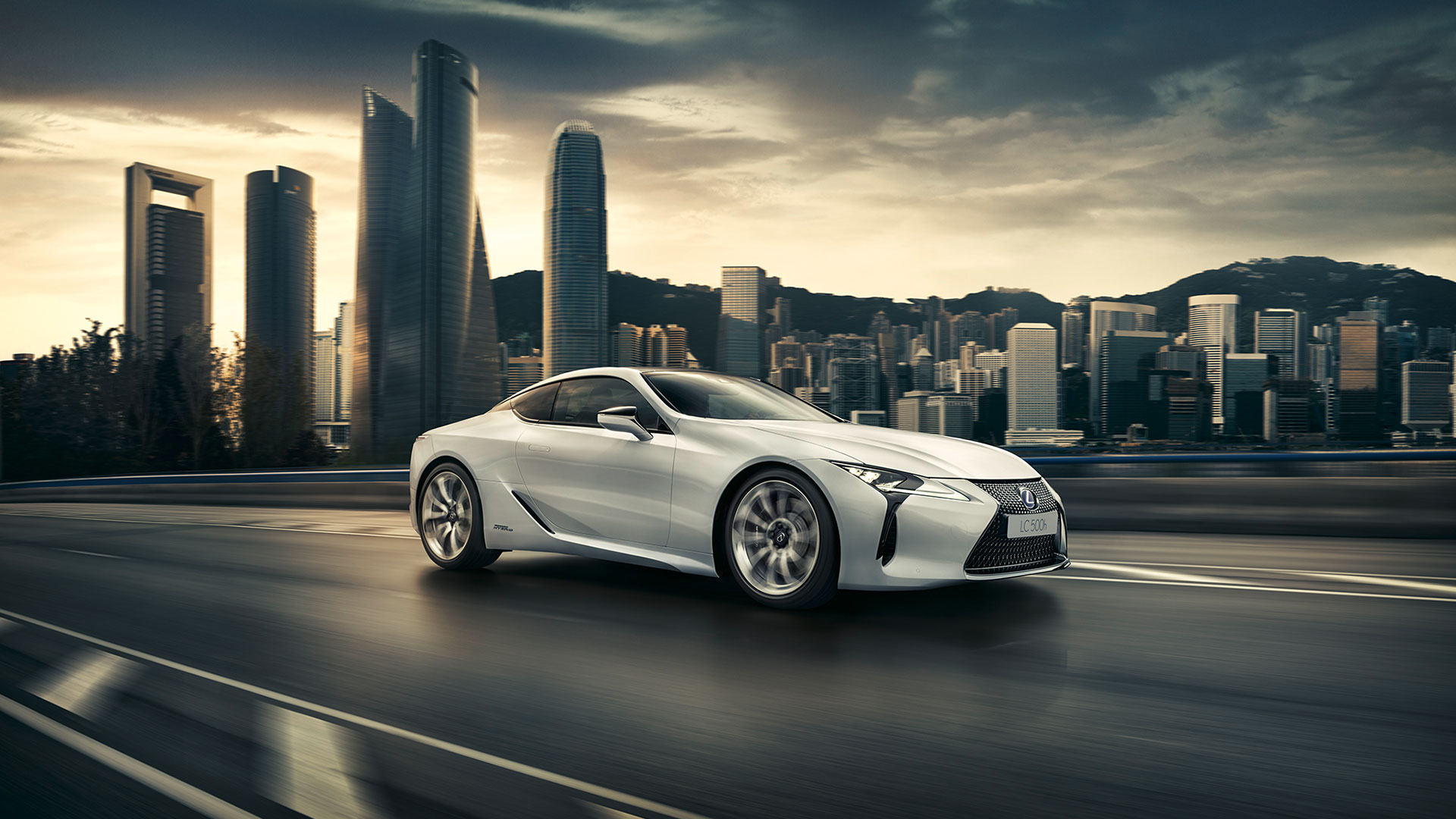 PLAYBOY ÉV AUTÓJA LETT A LEXUS LC ÉS A TOYOTA C-HR