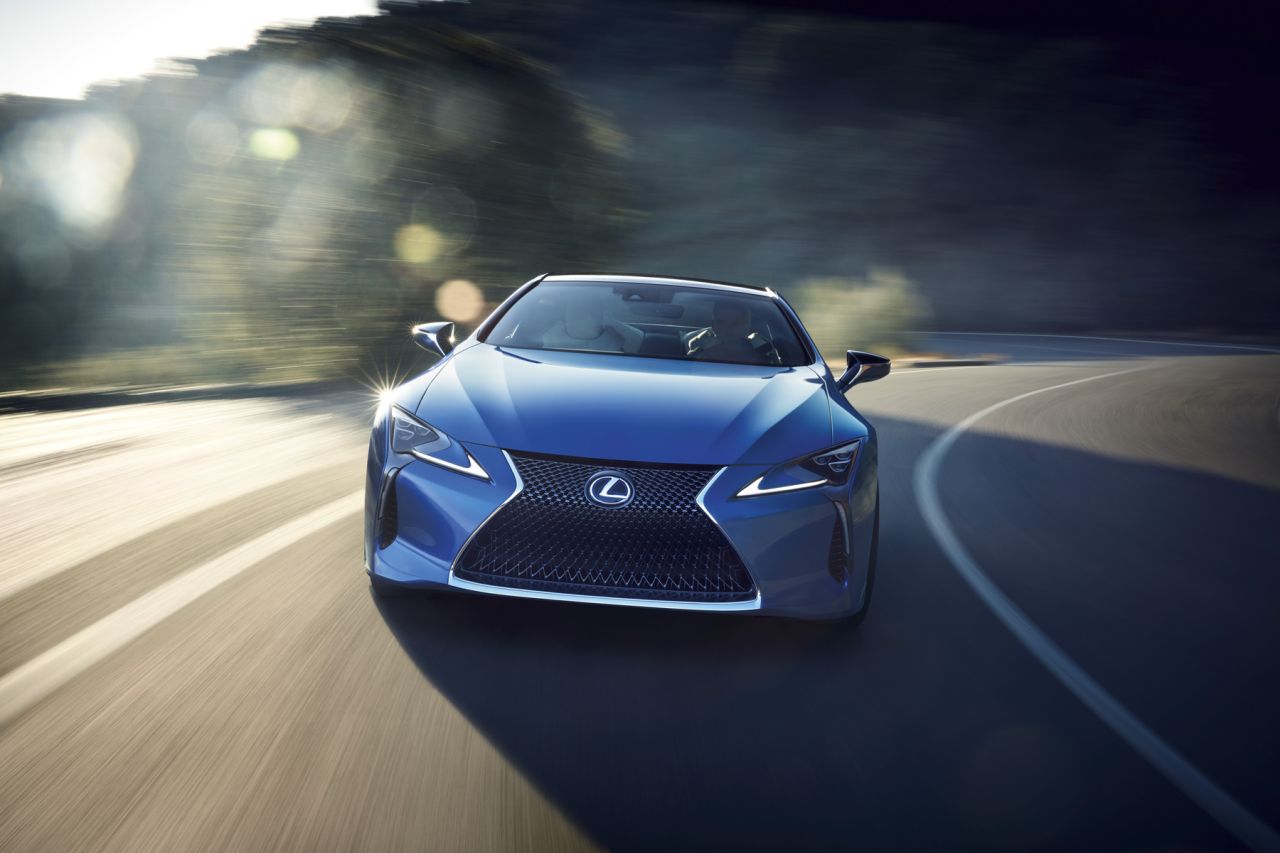 LEXUS LC V NOVÉM MODRÉM ODSTÍNU STRUCTURAL BLUE