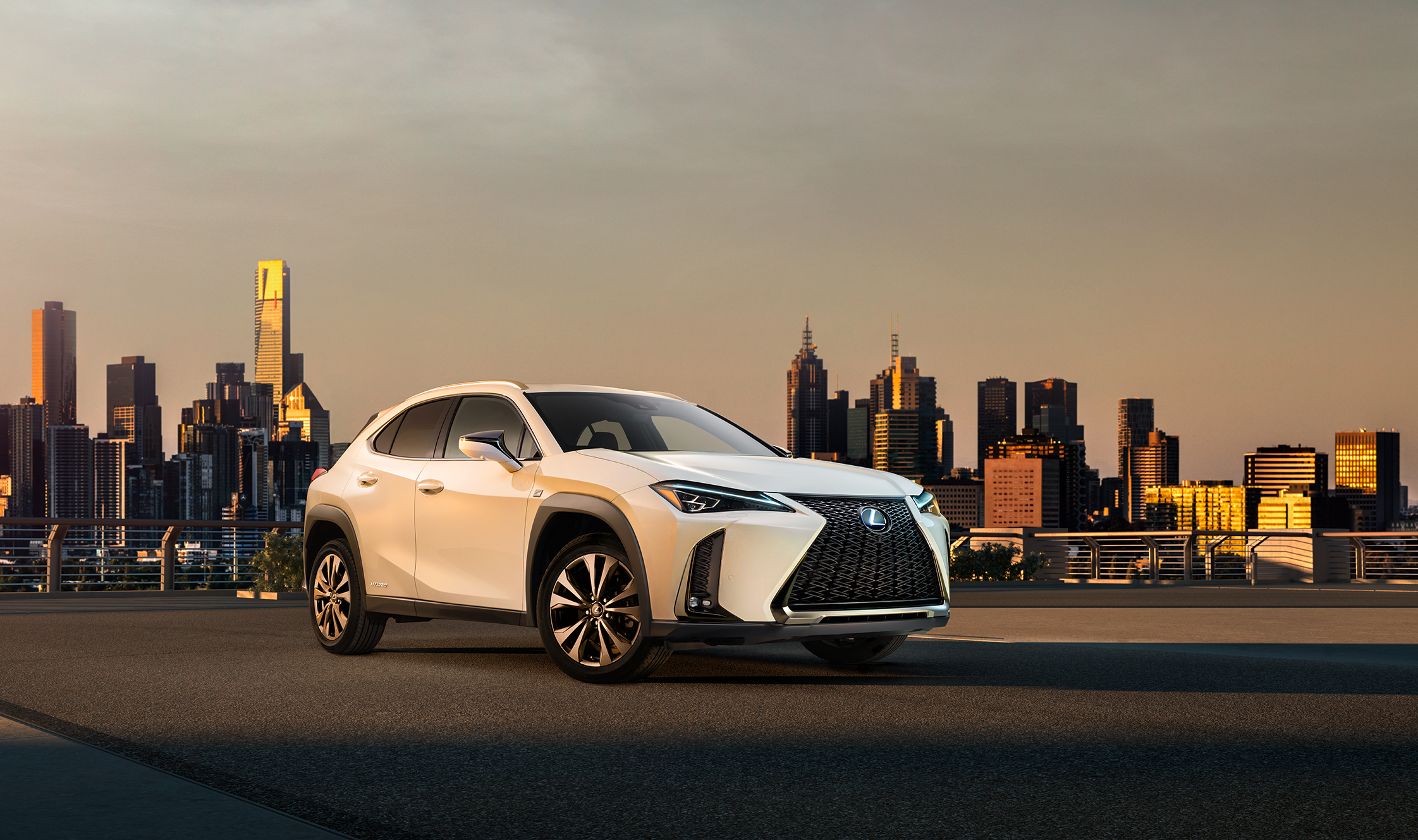 CROSSOVER LEXUS UX: PRVNÍ OFICIÁLNÍ FOTO A VIDEO ODHALENO