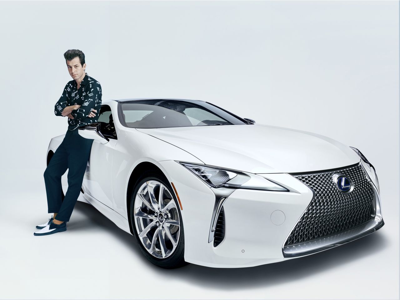 JUDE LAW UTÁN MARK RONSONT IS LEIGAZOLTA A LEXUS