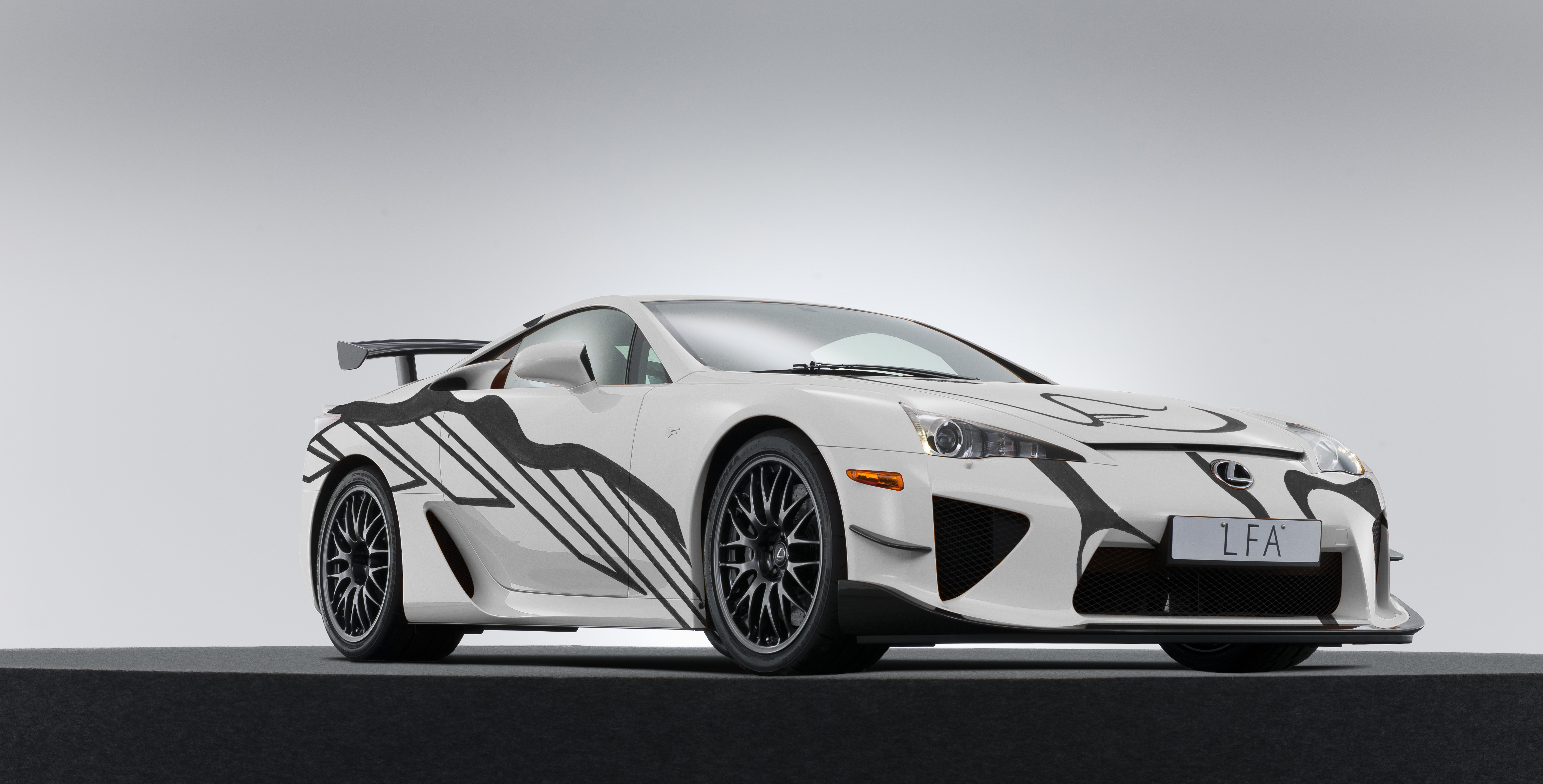 LEXUS OSLAVÍ PREMIÉRU V ZÁVODU 24 HODIN VE SPA VOZEM LFA ART CAR