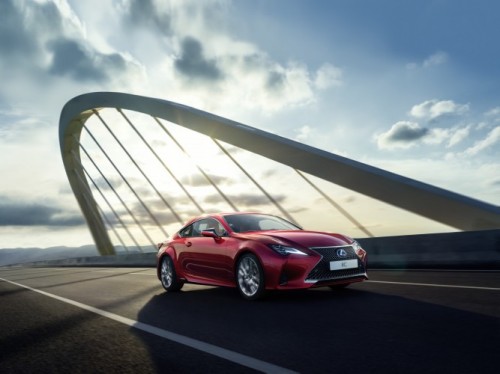 LEXUS V PAŘÍŽI PŘEDSTAVÍ MODERNIZOVANÉ KUPÉ RC  A LIMITOVANOU EDICI MODELU LC