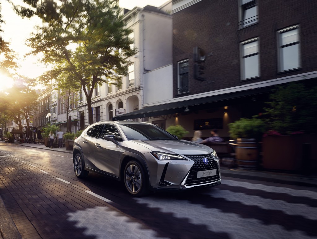 JÖVŐ TAVASSZAL ÉRKEZIK A VADONATÚJ LEXUS UX 