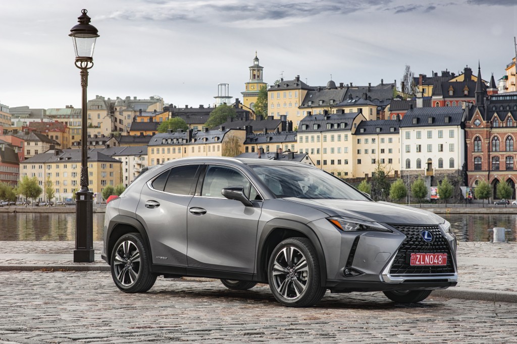 DINAMIKUSAN NÖVEKVŐ SZEGMENST IGYEKSZIK MEGHÓDÍTANI A MERÉSZ FORMATERVŰ VADONATÚJ LEXUS UX 