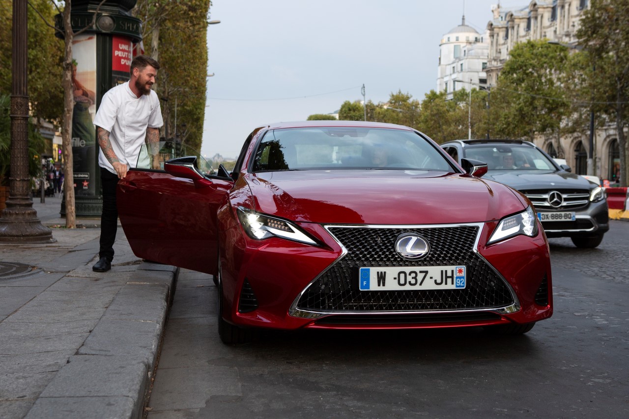 A LEXUS A CHAMPS-ÉLYSÉE-N EGY HIGH-END GASZTRO ESEMÉNYEN MUTATTA MEG ELŐSZÖR ÚJ RC KUPÉT