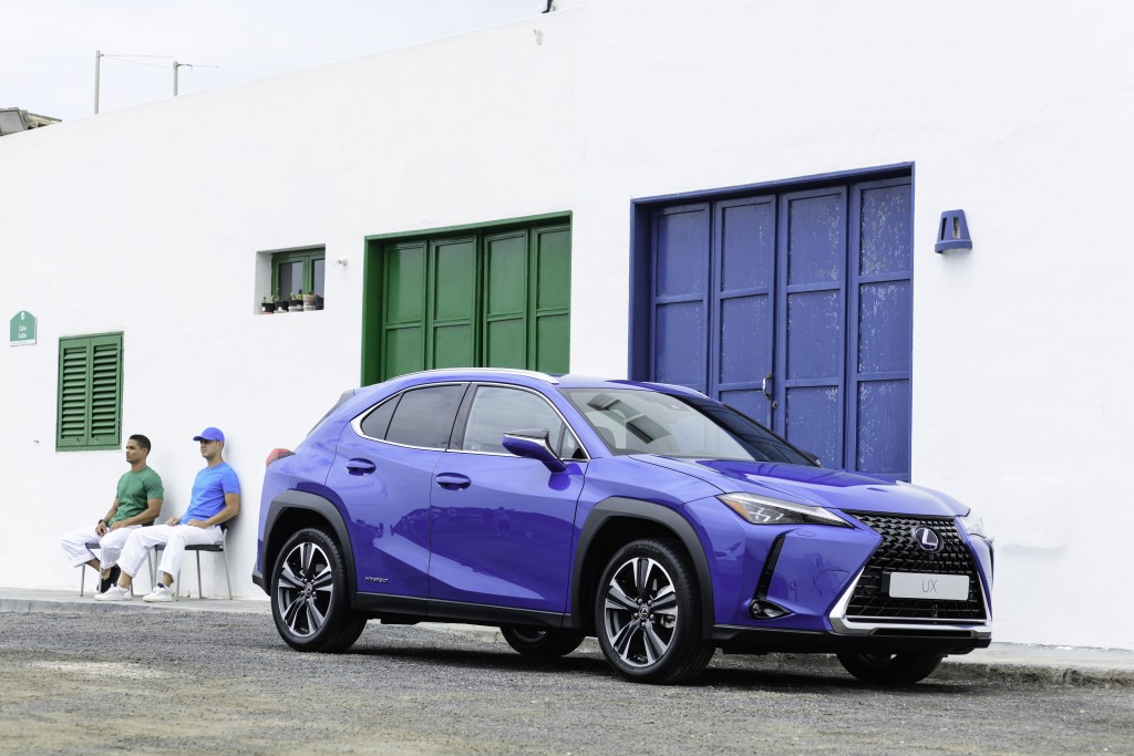  3000 KM TÁVOLSÁGBÓL RENDEZI A NEVES BLOGGER A VADONATÚJ LEXUS UX FOTÓZÁSÁT