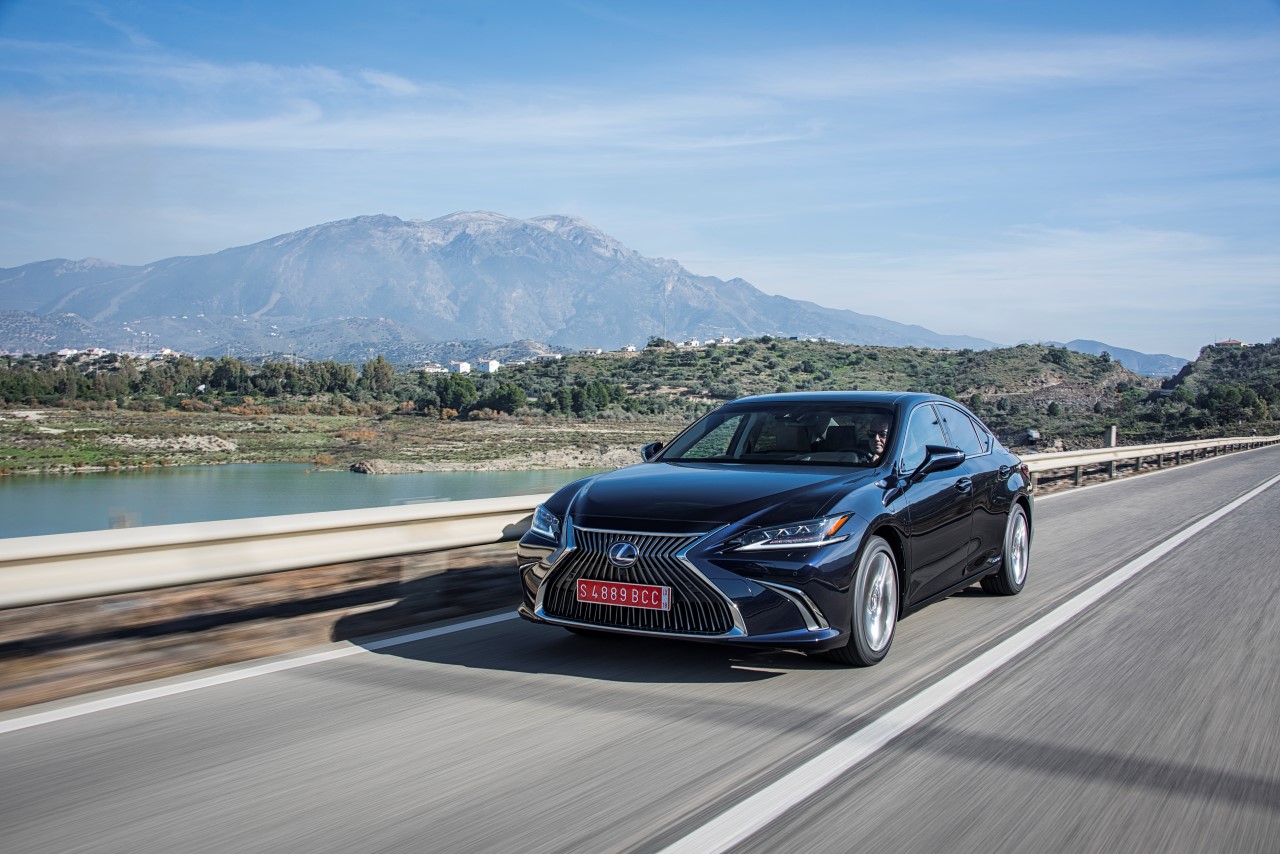 ZBRUSU NOVÝ LEXUS ES:  VYŠŠÍ ÚROVEŇ  JÍZDNÍCH SCHOPNOSTÍ I KULTIVOVANOSTI