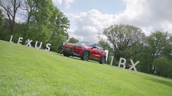 Premiéra nového modelu LBX a modelu Lexus UX 300h