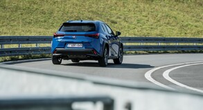 Lexus RX 400h vs. Lexus UX 250h: ennyit fejlődött a Lexus öntöltő hibrid elektromos hajtása 15 év alatt