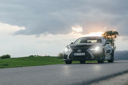 LEXUS RC SKOŃCZYŁ 10 LAT. PIERWSZE COUPE Z NAPĘDEM HYBRYDOWYM I WERSJA RC F Z SILNIKIEM V8 