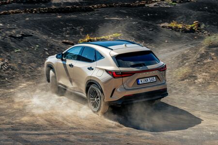 NOWY LEXUS NX OVERTRAIL. BESTSELLEROWY SUV W WERSJI, KTÓRA UMOŻLIWIA JAZDĘ W TERENIE