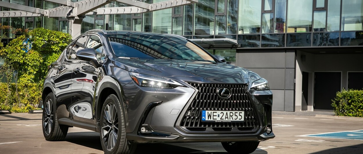 TRZECI ROK Z RZĘDU LEXUS NX 450h+ NAJLEPSZĄ DUŻĄ HYBRYDĄ PLUG-IN W CARBUYER AWARDS