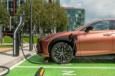 ELEKTRYCZNY LEXUS RZ TO DWA NAPĘDY I INNOWACYJNE TECHNOLOGIE ZMNIEJSZAJĄCE ZUŻYCIE ENERGII 