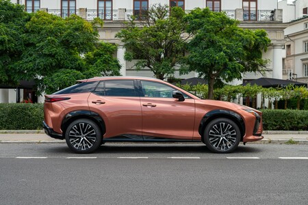 ELEKTRYCZNY LEXUS RZ TO DWA NAPĘDY I INNOWACYJNE TECHNOLOGIE ZMNIEJSZAJĄCE ZUŻYCIE ENERGII 