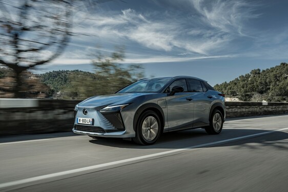 LEXUS RZ 2024 – LUXUSNÉ SUV S POHONOM PREDNÝCH KOLIES