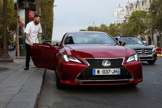 LEXUS VYSTAVIL NOVÉ KUPÉ RC NA PARÍŽSKOM CHAMPS-ÉLYSÉES